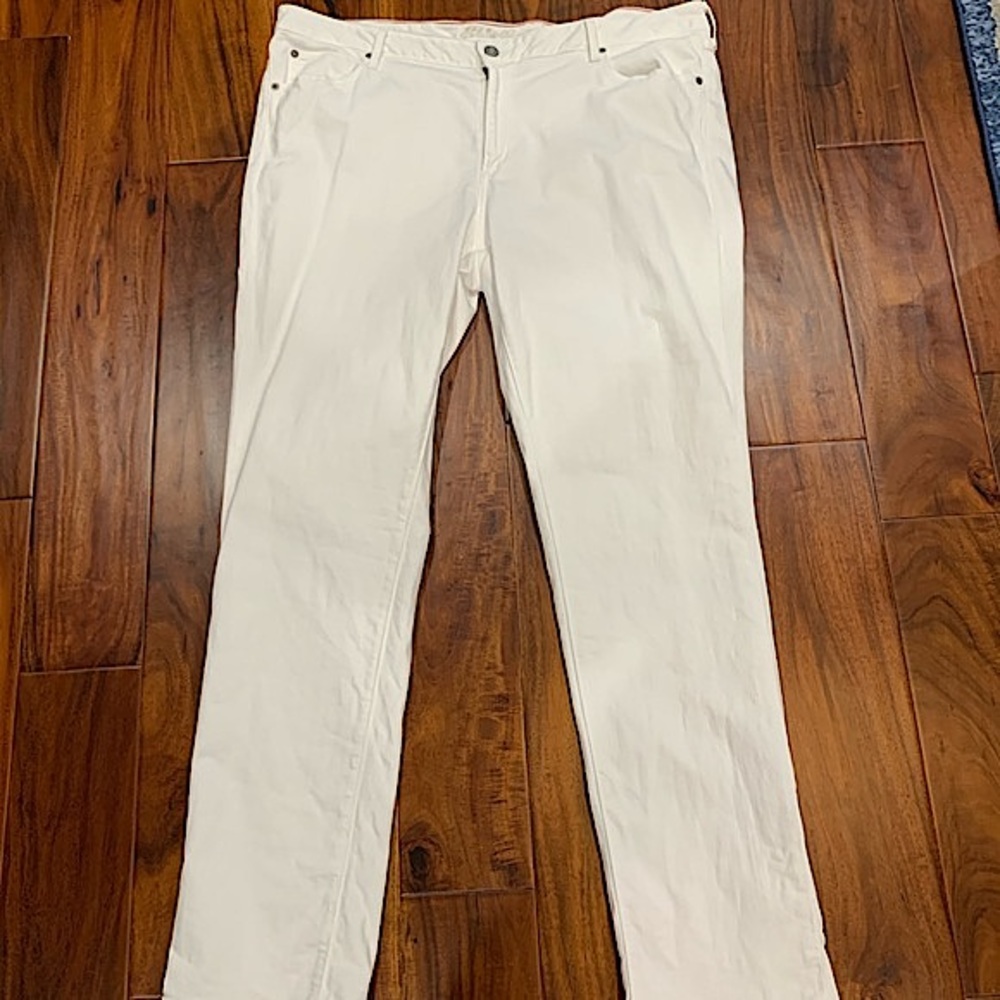 Eddie Bauer Slightly Curvy Straight Jeans, 20, 32” inseam, Never Worn